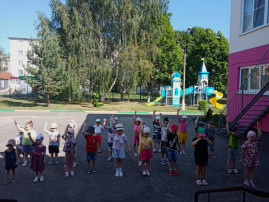 "На весёлую зарядку становитесь по порядку!" "На весёлую зарядку становитесь по порядку!".